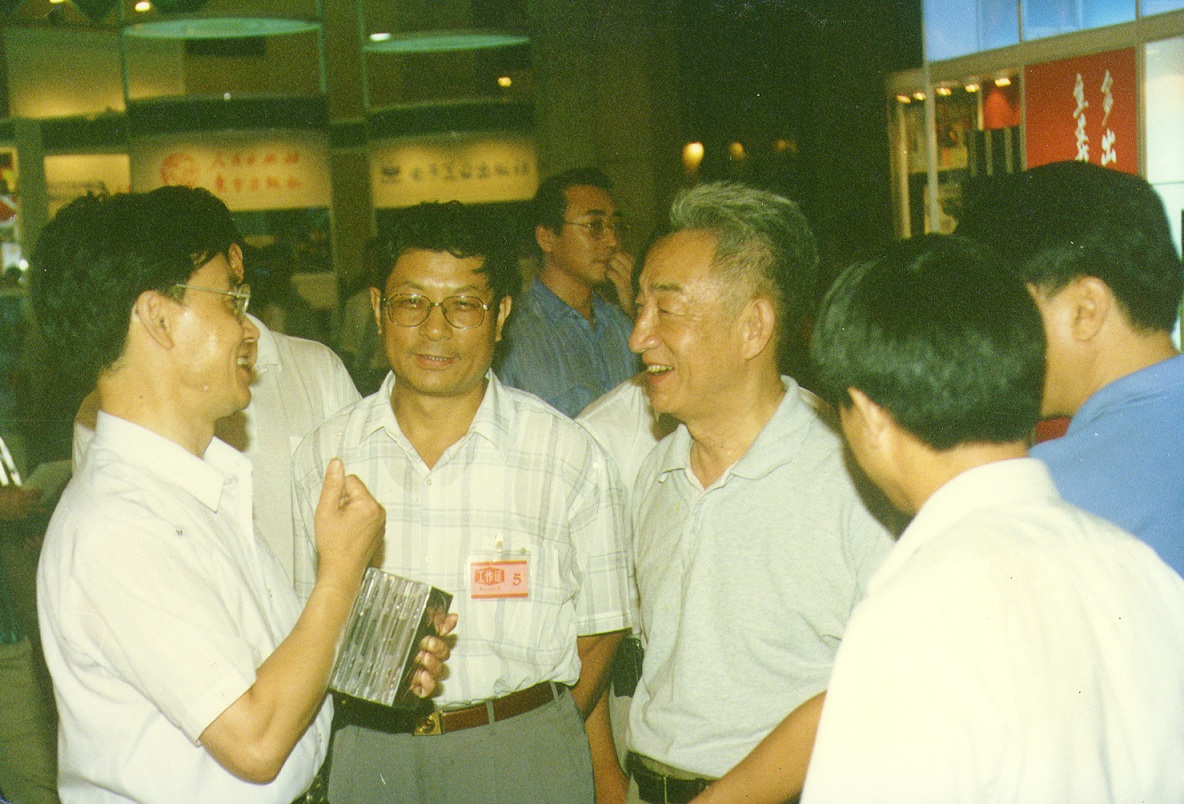 1996年7月，在中国出版成就展上，国务院副总理邹家华、新闻出版署副署长梁衡同志听取中国印刷科学技术研究所的科研发展情况.jpg